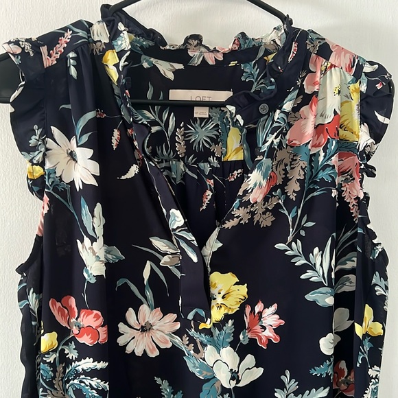 Loft size medium petite. Cap sleeve blouse in navy blue with floral pattern - Picture 1 of 6